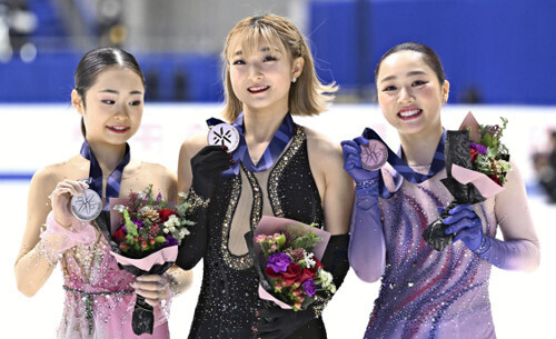 女子で優勝した坂本花織（中央）、２位の島田麻央（左）、３位の樋口新葉（右）（２２日）＝武藤要撮影