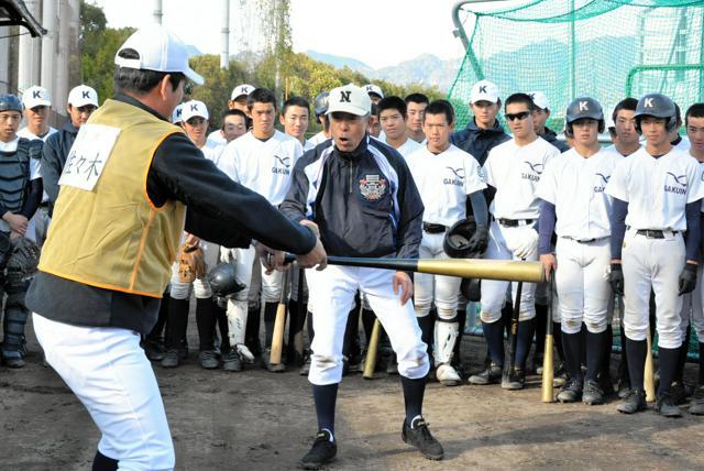 甲子園塾で、水平にバットを振る指導法を見せるU18の小倉全由監督（中央）。若手指導者を見本にして高校生たちを指導した