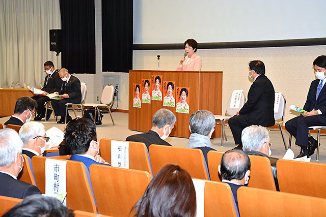 後援会の全県役員総会であいさつする知事吉村美栄子氏＝山形市・山形国際交流プラザ