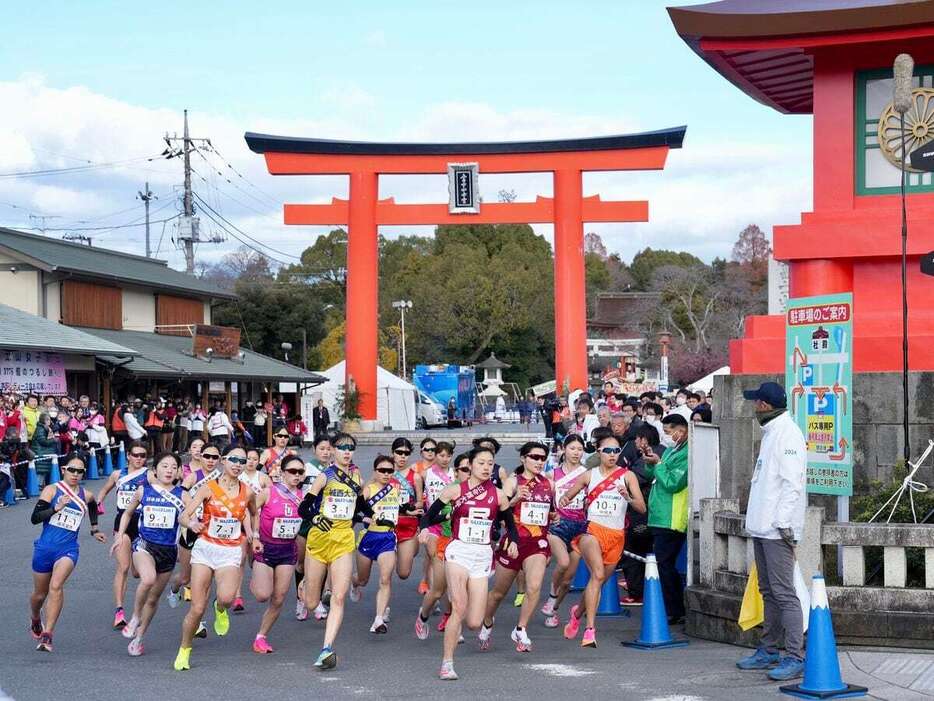 富士山女子駅伝をスタートする選手ら＝静岡県富士宮市（加藤圭祐撮影）