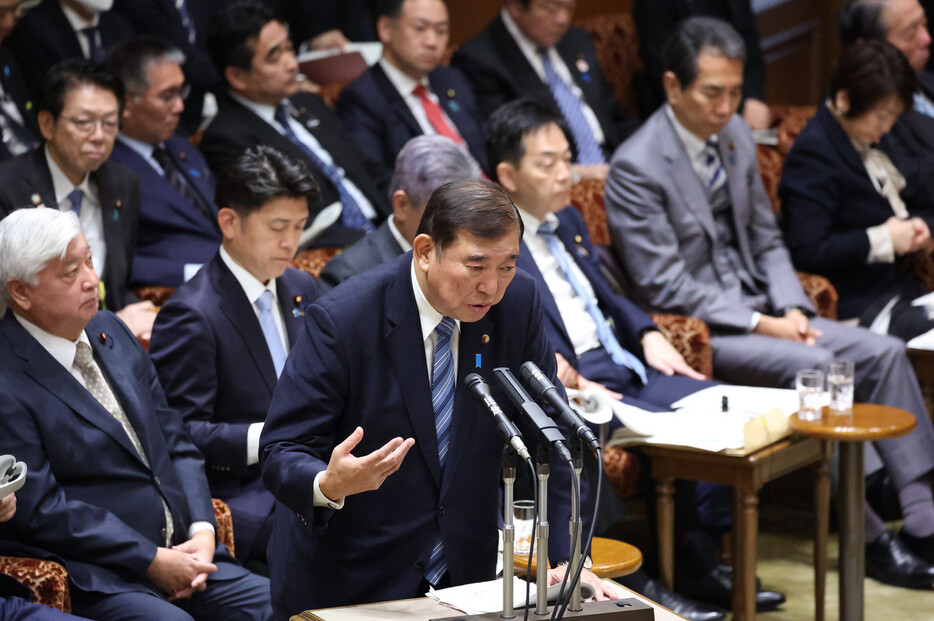 参院予算委員会で答弁する石破茂首相＝１６日午前、国会内