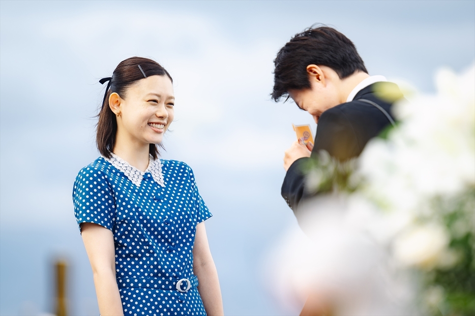 朝子（杉咲花）と鉄平（神木隆之介）