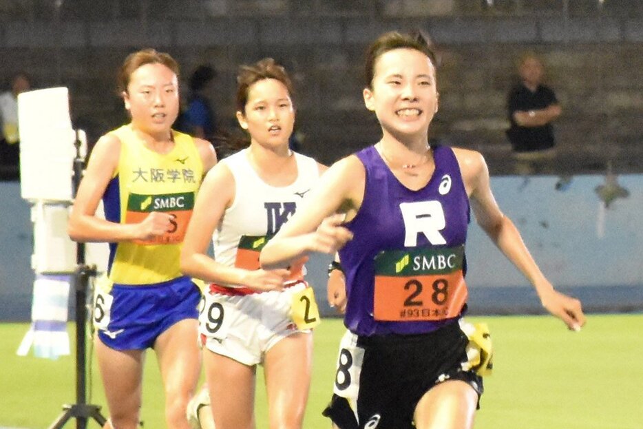 ９月の日本学生陸上競技対校選手権に出場した小川陽香(右)