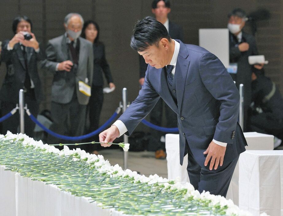 中日新聞社の白井文吾顧問・名誉会長のお別れの会で献花する野球日本代表の井端監督