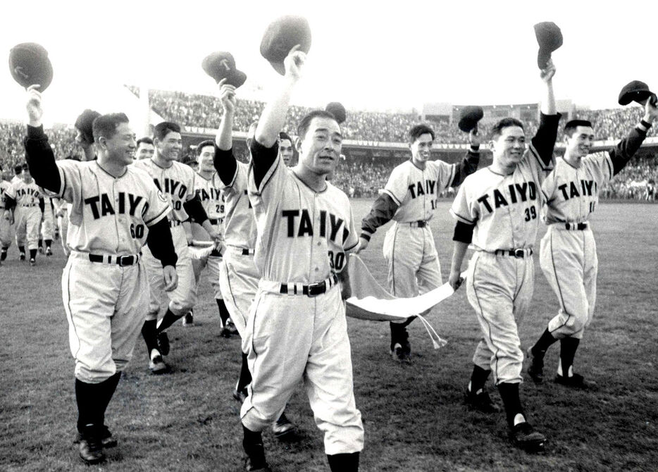 １９６０年のプロ野球日本シリーズは大洋ホエールズが優勝（手前左端は三原脩監督）