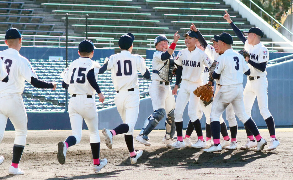 優勝を決め喜びを爆発させた前橋桜ナイン