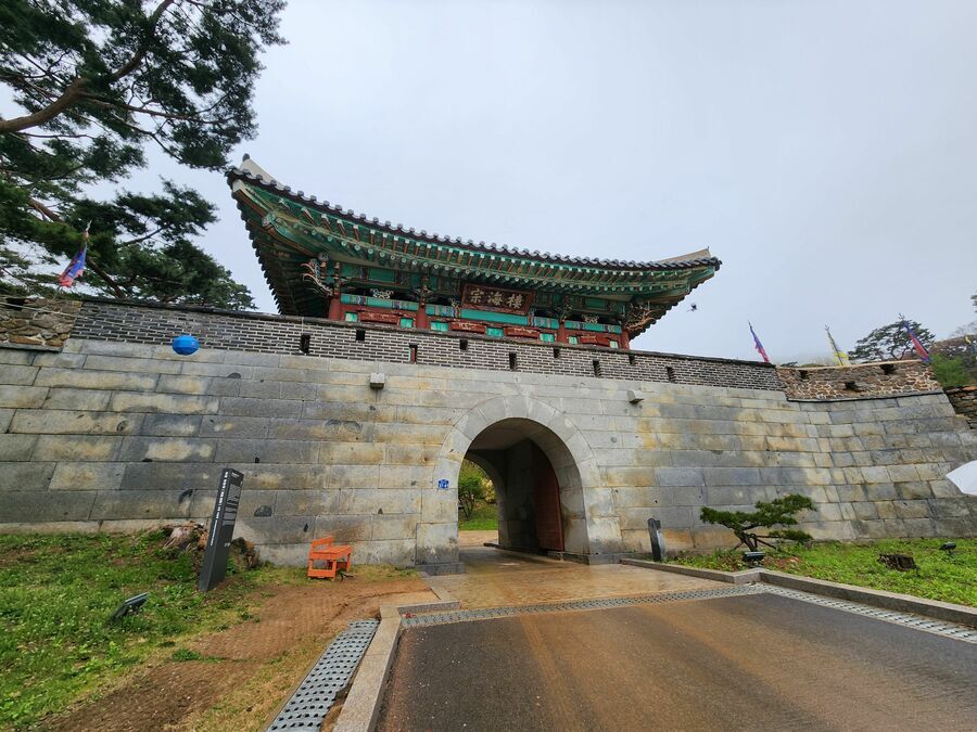 伝燈寺の長さ2.3キロメートルに亘る城郭には、1869年にフランス軍が攻撃してきた際に火縄銃で砲撃するための穴が残されている