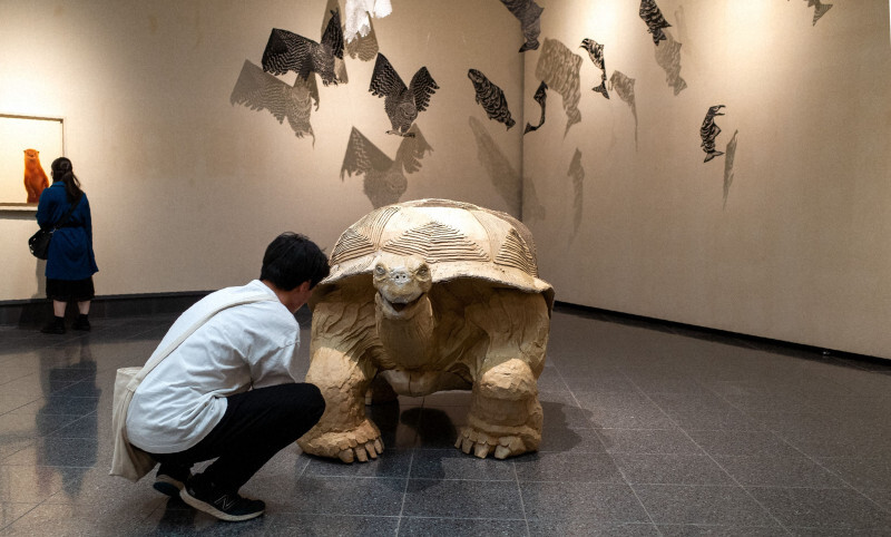 「博物館浴」の実証実験で作品を鑑賞する高校生＝北海道釧路市の市立美術館で2023年7月17日（緒方泉・九州産業大特任教授提供）