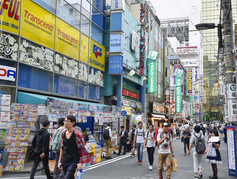 東京・秋葉原の電気街＝2018年