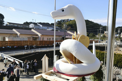 辰水神社に飾られたジャンボ干支（２９日、津市で）＝青木瞭撮影