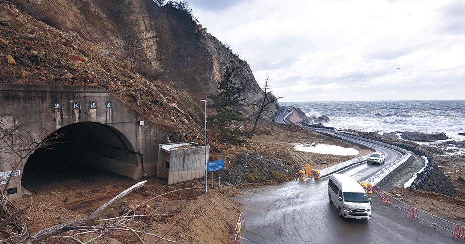 開通した迂回路を通る車両＝珠洲市仁江町