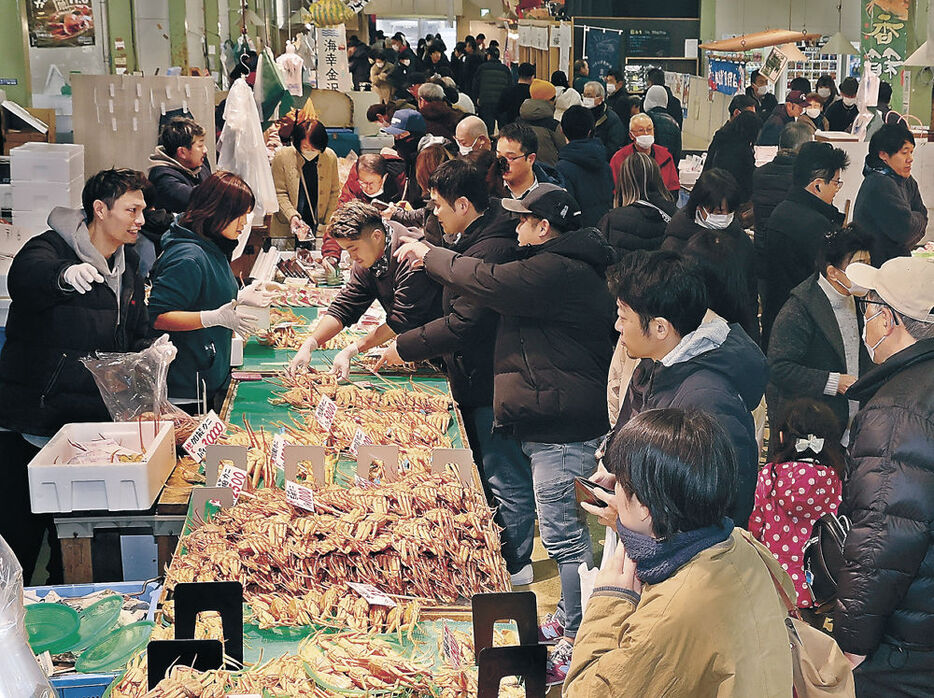 カニなど正月用の食材が並んだ店頭＝金沢港いきいき魚市