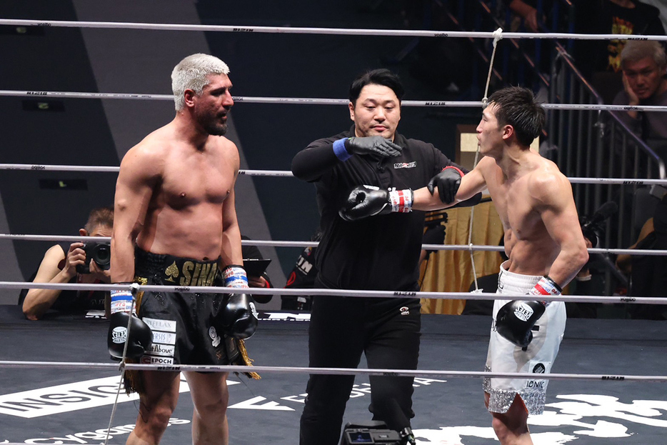 大荒れの一戦をさばいたレフェリーにも注目が【写真：山口比佐夫】