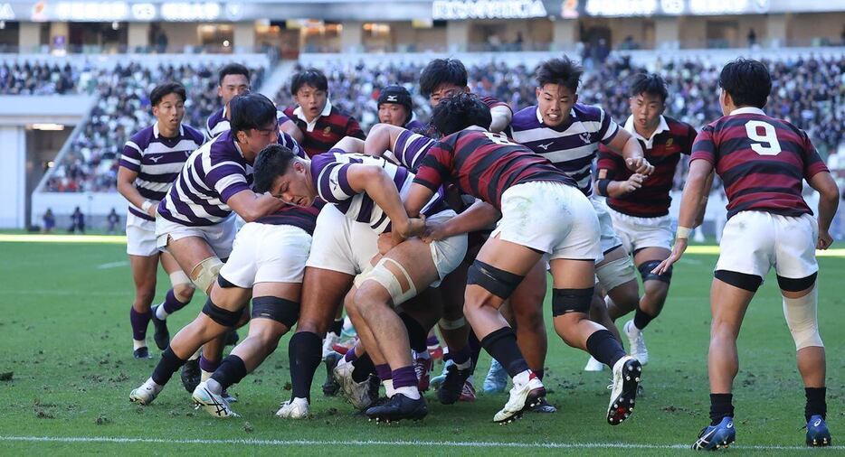 前半、モールで押し込む明大の選手たち。伝統の力は示した（撮影・中井誠）