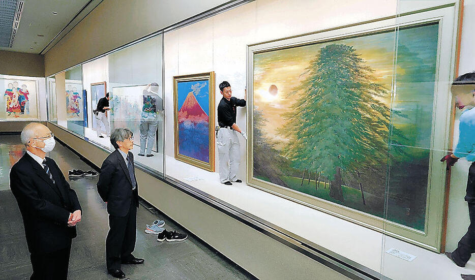 開幕に向け、展示準備が進む会場=金沢市の石川県立美術館