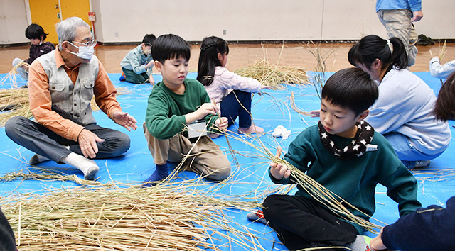 しめ飾り作りを体験した「子ども教室」＝中山町中央公民館