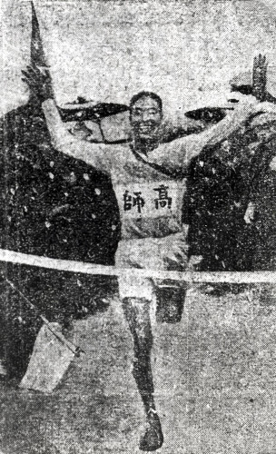 １９２０年の第１回大会、東京高等師範の茂木善作選手は最終区で明大を逆転、優勝を果たした