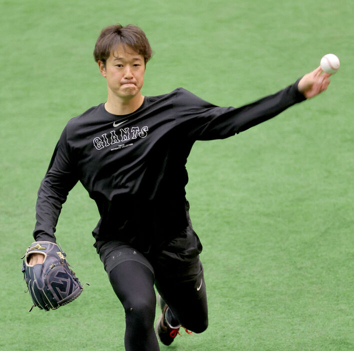 自主練習をする中川皓太（カメラ・今成　良輔）