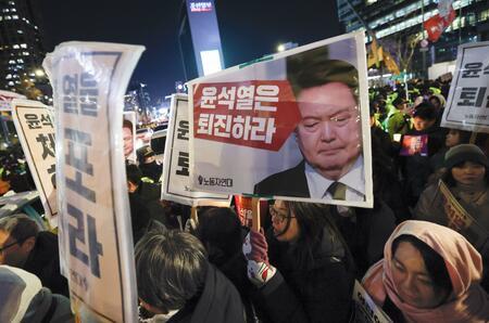 韓国の尹錫悦大統領の退陣などを求める人たち＝12月4日午後、ソウル（写真：共同通信社）