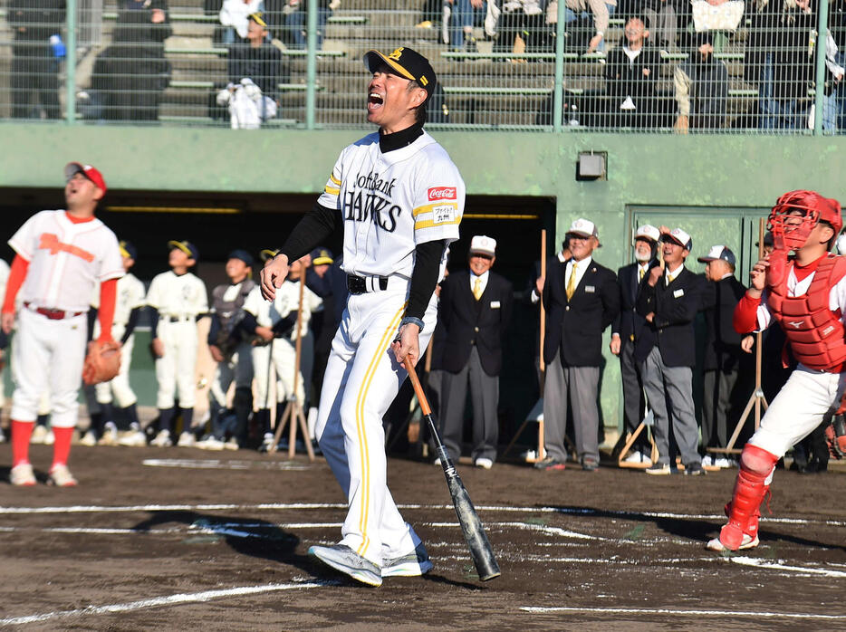 シートノックで笑顔を見せる小久保監督（撮影・只松憲）