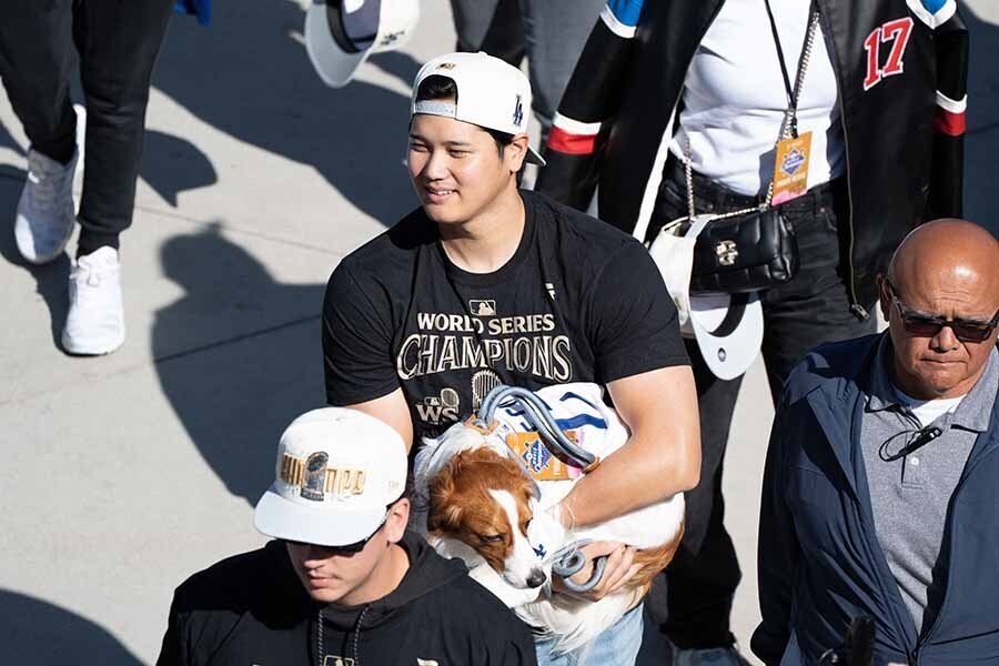 愛犬のデコピンを抱えるドジャースの大谷翔平【写真：ロイター】