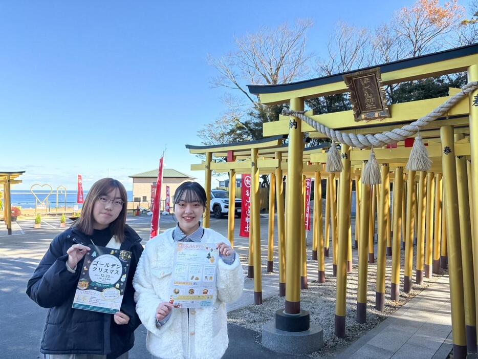 （左から）ほしいも神社の鳥居前で来場を呼びかける「ひたちなかBRIDGEプロジェクト」運営メンバーの関根鈴華さん、矢萩菜那さん