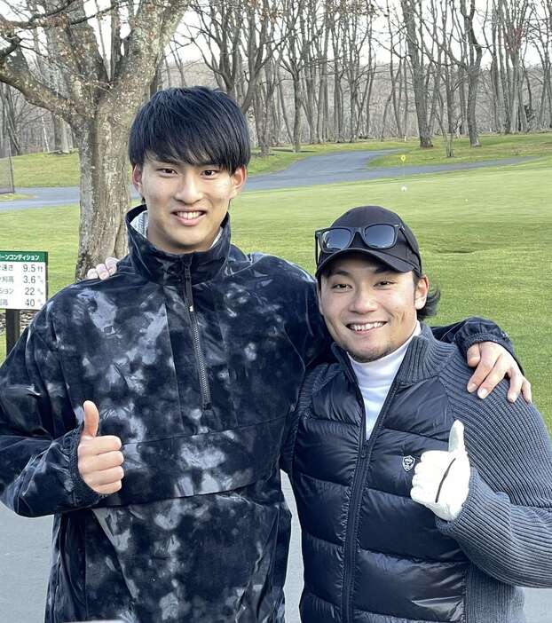 選手会納会ゴルフに参加した日本ハム・伊藤大海（右）は笑顔でサムアップ（撮影・加藤次郎）