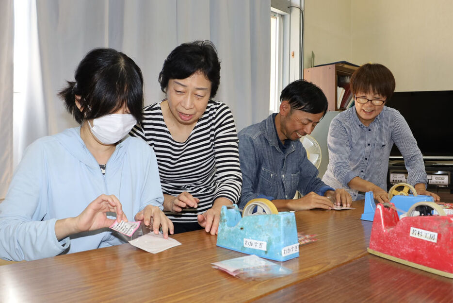 つまようじ入れの製作に励む利用者とスタッフ＝11月中旬、浜松市天竜区佐久間町