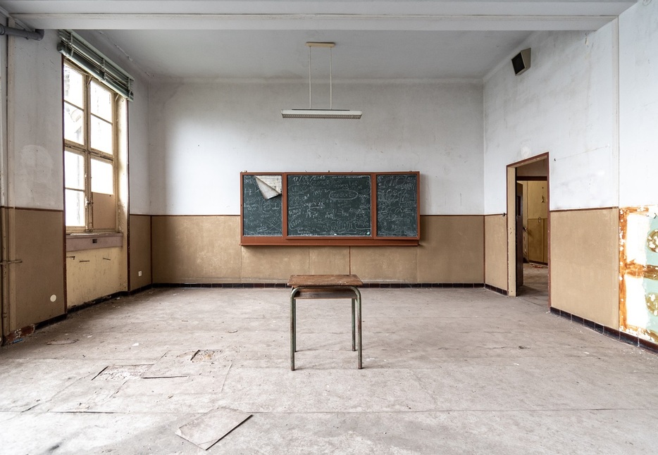 子どもの減少により、学校の統廃合が相次ぐ（ Tim Berghman/gettyimages）