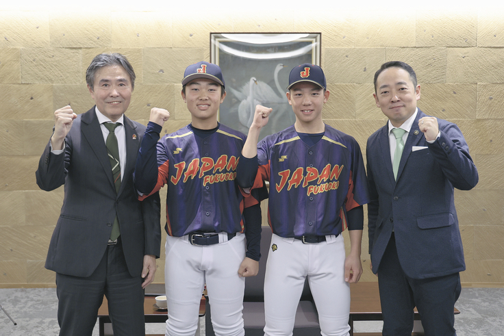 篠崎圭二市長（右）に出場を報告した五島優之助さん（右から2人目）と藤井遼さん（同3人目）、野口政吾教育長＝宇部市役所