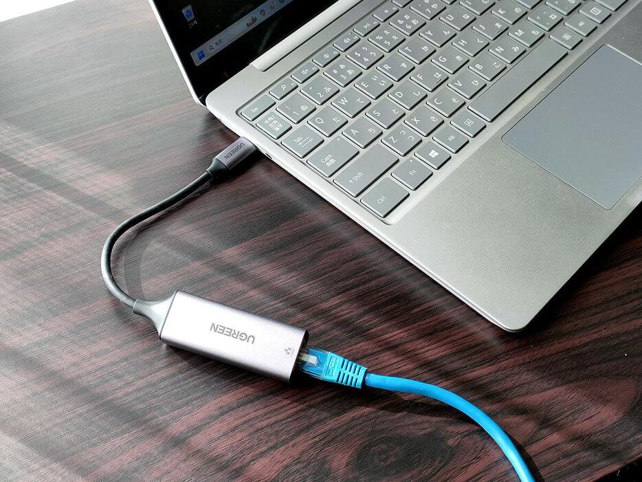 筆者は有線LAN端子のないノートパソコン用として、以前USB-C LAN有線LANアダプターを購入していたので、これをスマホに転用する作戦です（筆者撮影）