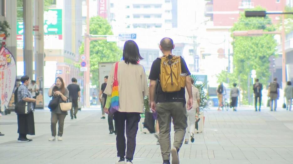 熊本市のまちを歩く2人