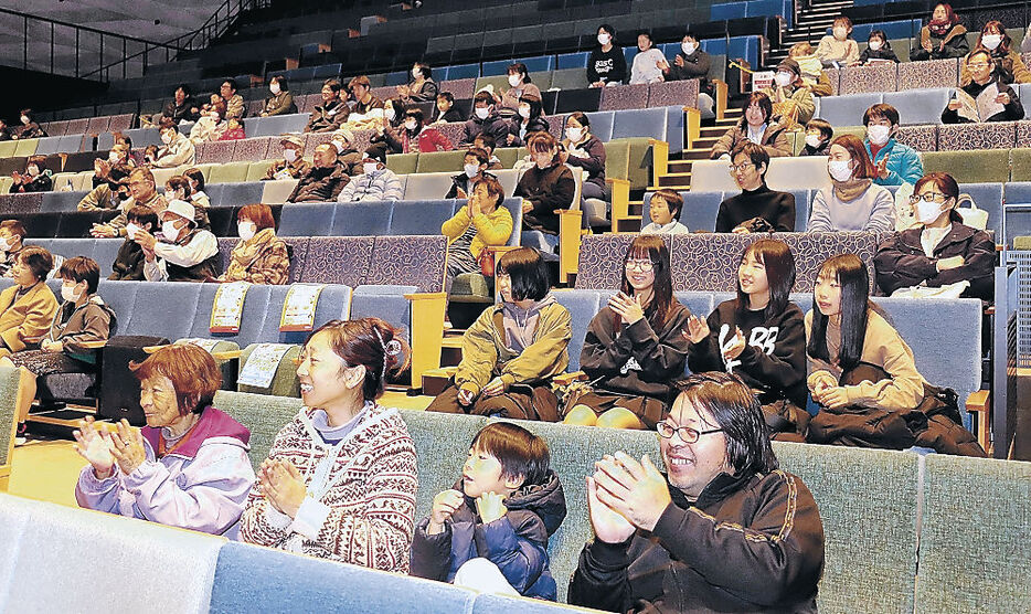 忍者ハットリくんと怪物くんの登場を喜ぶ家族連れ＝氷見市芸術文化館