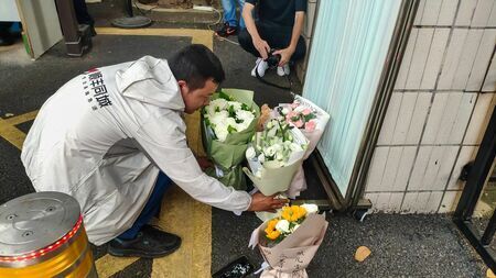 男児が通っていた深圳の日本人学校には献花に訪れる人も（写真：VCG／アフロ）