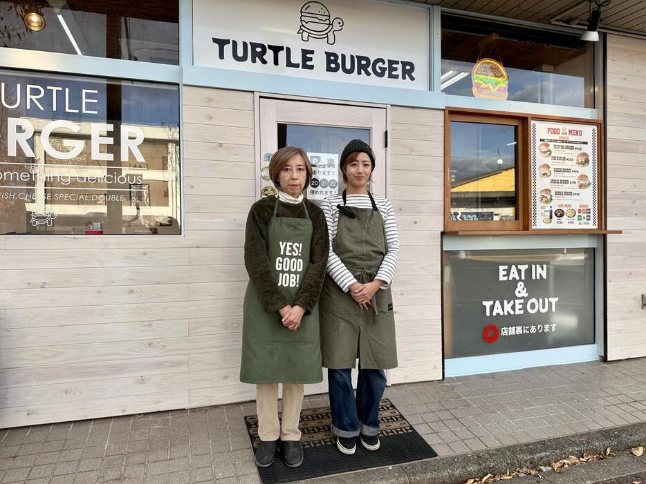 （左から）ハンバーガー店「タートルバーガー」店主の石田佐優理さん、長女でスタッフの福地さやかさん