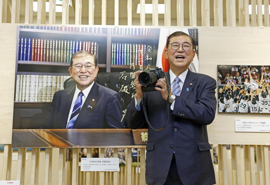 「2024年報道写真展」で、カメラを手にする石破首相＝21日午前、東京都中央区の日本橋三越本店