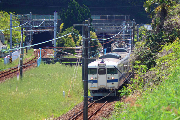 関門トンネルを抜ける山陽本線の車両（画像：PIXTA）。