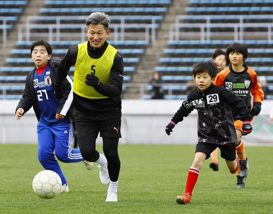 サッカートレーニング体験イベントで、子どもたちとミニゲームを行う鈴鹿三浦（撮影・藤尾明華）