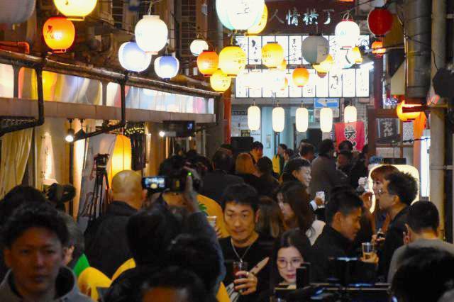 繁華街の一角を貸し切り郷土料理や地酒を楽しむ参加者らでにぎわう宮崎市の「人情横丁」