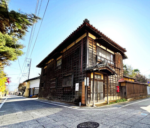 再生された築９０年の空き家「安東邸はなれ」。左手に延びるのが「春草通り」（飯田市で）