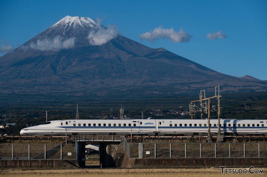 東海道新幹線を走る「のぞみ」