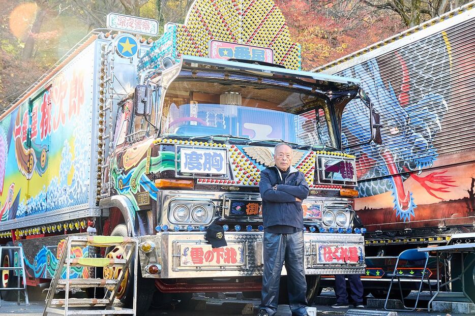 全国哥麿会の田島順市会長。映画『トラック野郎』の主人公・星桃次郎の「一番星号」をバックに - 筆者撮影