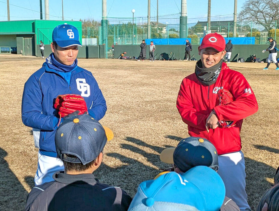 中日・清水（左）と広島・高橋が野球教室で子供たちを指導