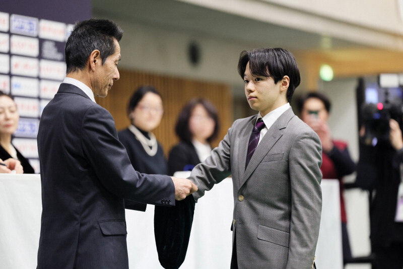 滑走順抽選に臨む鍵山優真＝東和薬品ラクタブドームで2024年12月19日、吉田航太撮影