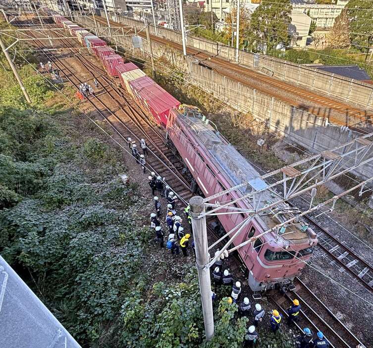 川内駅近くで脱線した車両＝１２日、薩摩川内市