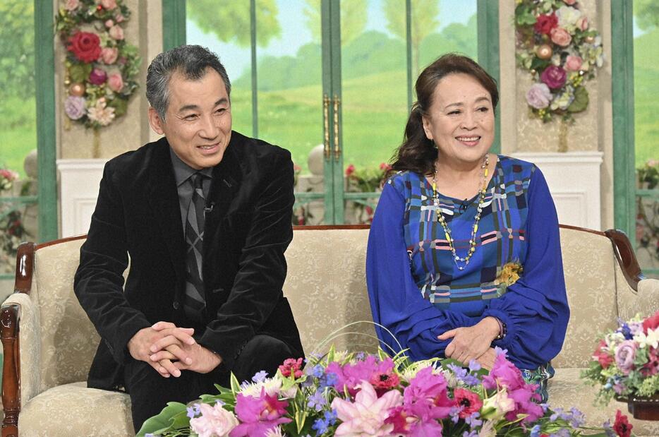 12月9日放送の「徹子の部屋」に出演した渡辺えりさん（右）と土屋良太さん＝テレビ朝日提供