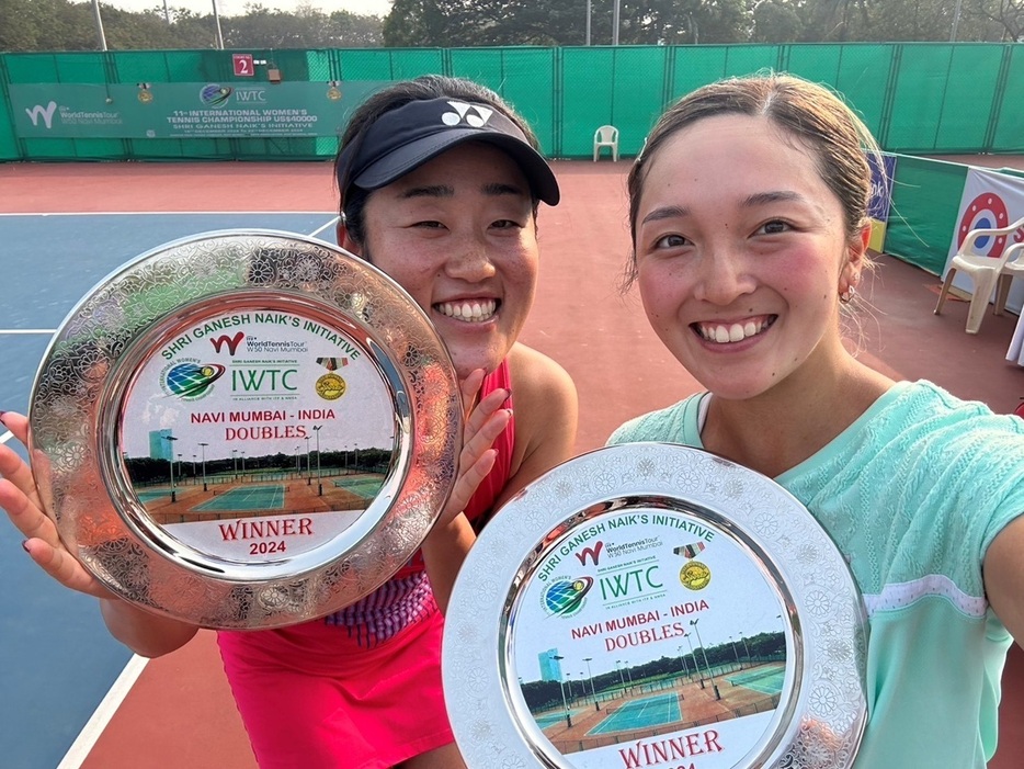 「IWTC-20244万ドルトーナメント」（インド・ナビムンバイ）の女子ダブルスで優勝を飾った森崎可南子（橋本総業ホールディングス／左）と佐藤南帆（三田興産）（写真提供◎森崎可南子：橋本総業ホールディングス所属）