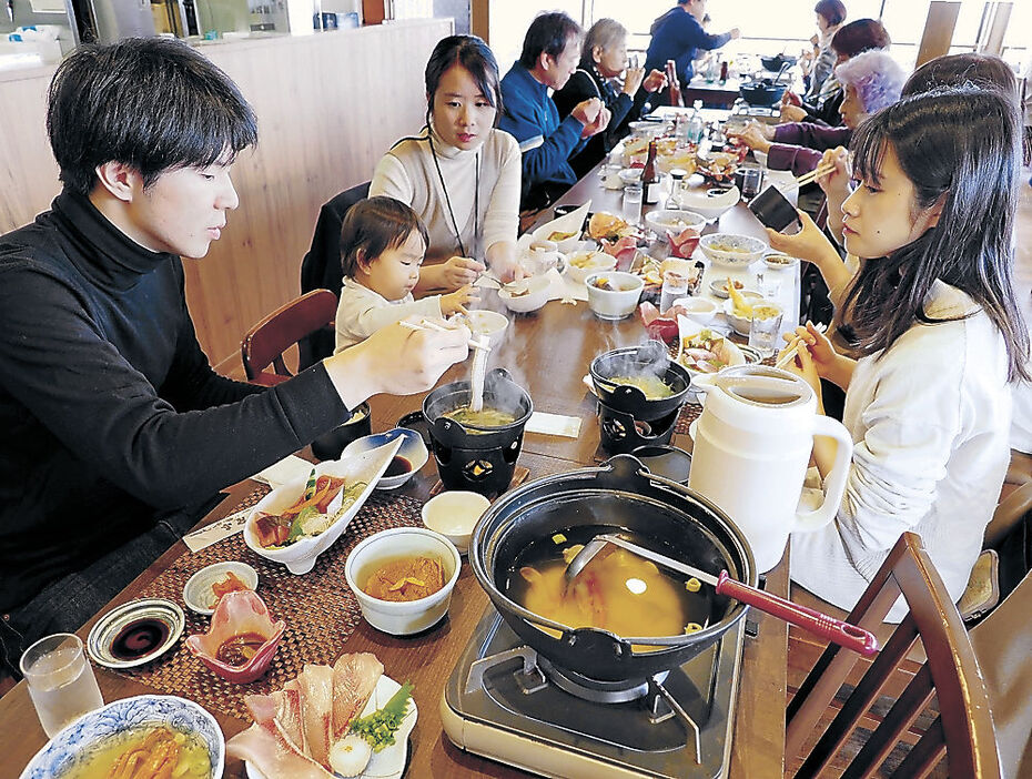 多彩なブリ料理を堪能する観光客＝氷見市のひみ番屋街