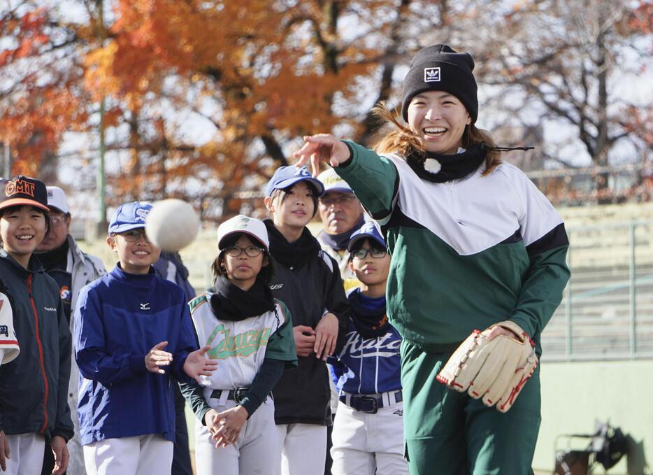 子どもたちの前でソフトボールの投球を披露する女子ゴルフの渋野日向子＝岡山市