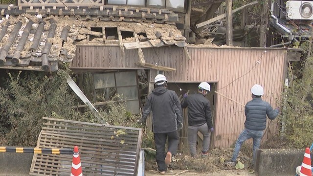 解体作業が始まった木造2階建ての空き家　笠岡市金浦